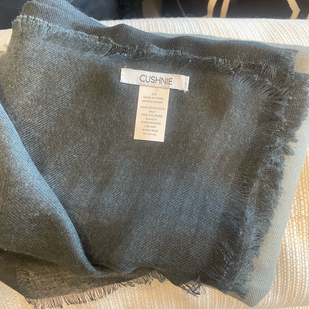 It’s a beautiful scarf never worn perfect condition